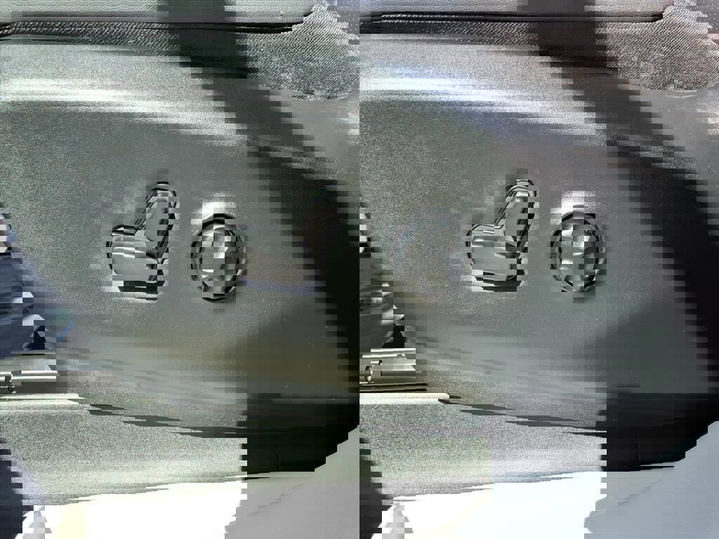 Used 2024 Chrysler Pacifica Select image 17