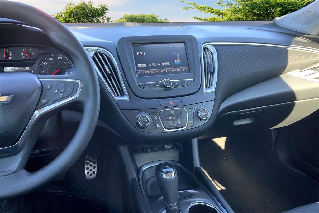 Used 2017 Chevrolet Malibu LT image 9