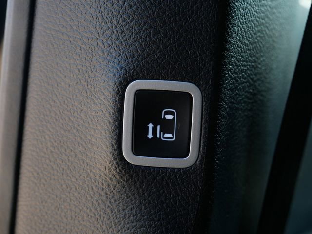 Used 2025 Chrysler Pacifica Select image 15