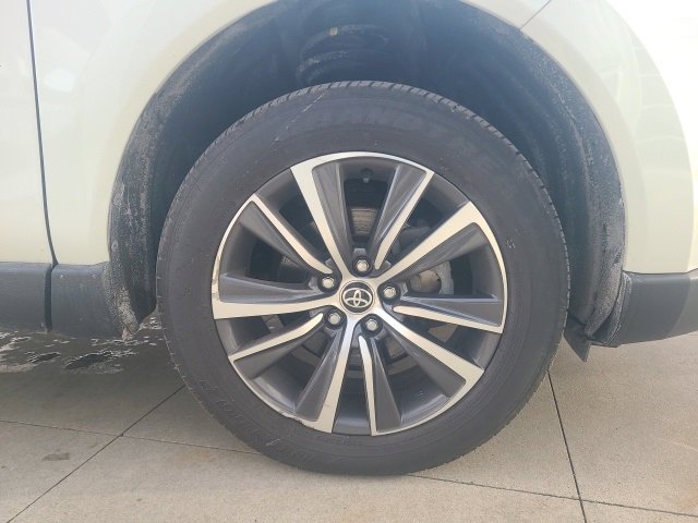 Used 2022 Toyota Venza LE image 9