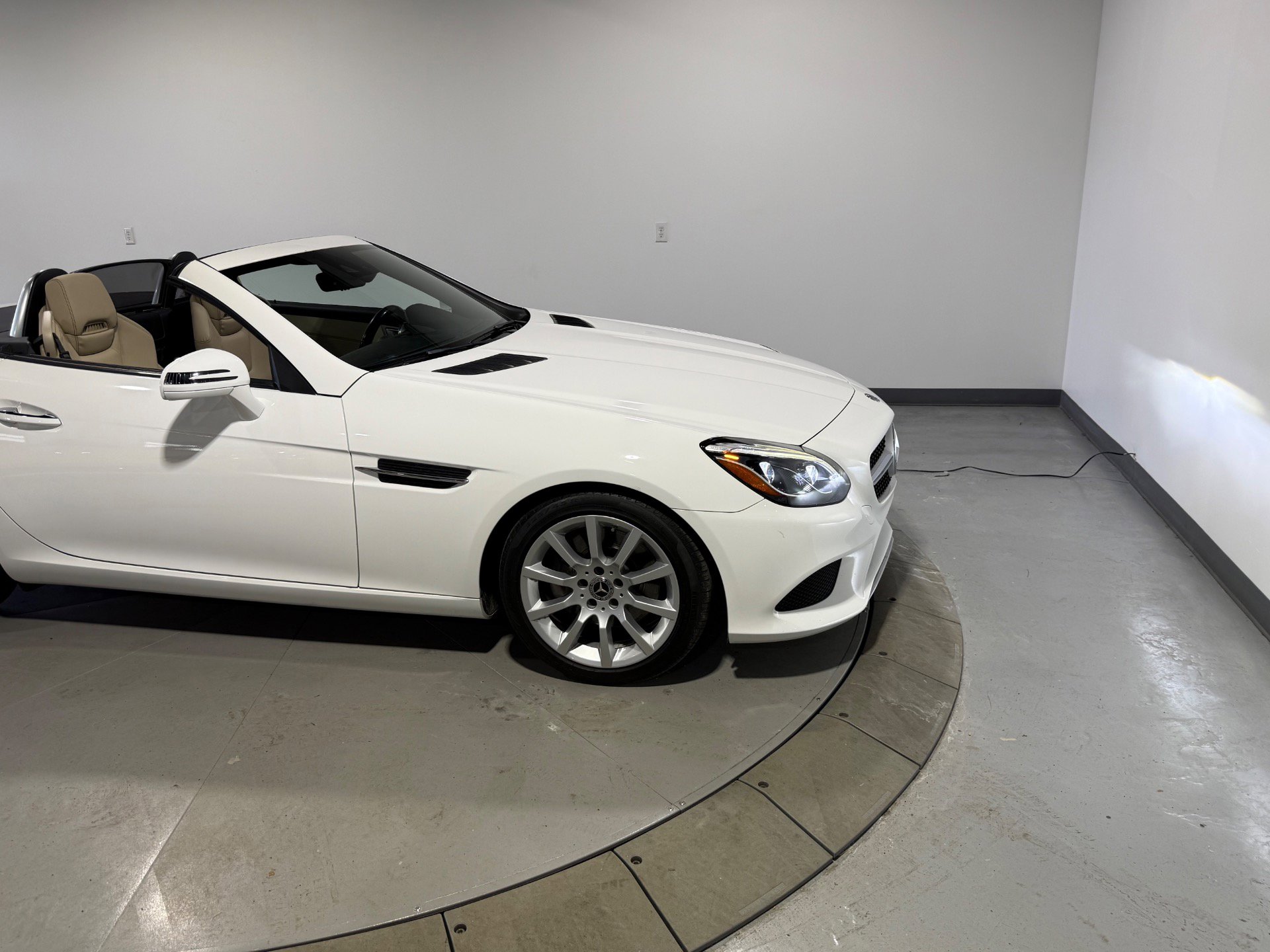 Used 2017 Mercedes-Benz SLC 300 w/ Premium 2 Package image 7