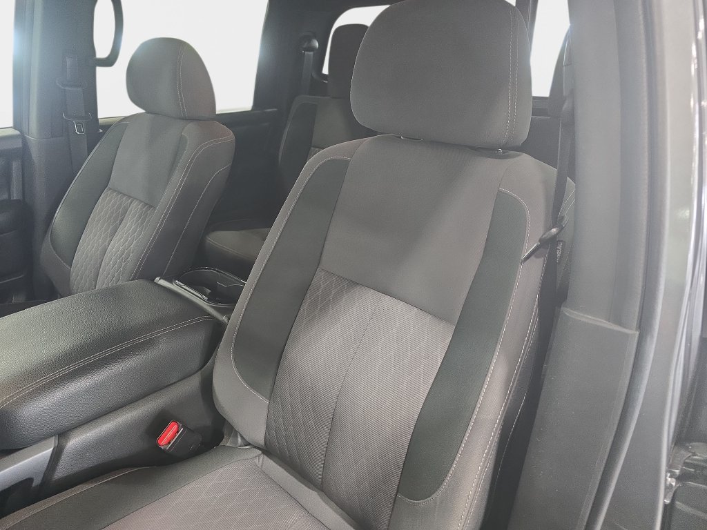 Used 2024 Nissan Titan SV w/ SV Convenience Package RWD image 18