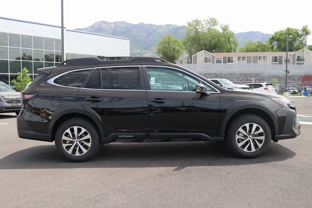 Used 2025 Subaru Outback Premium image 2