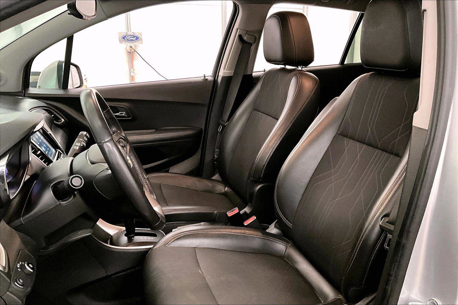 Used 2019 Chevrolet Trax LT w/ LT Convenience Package image 24