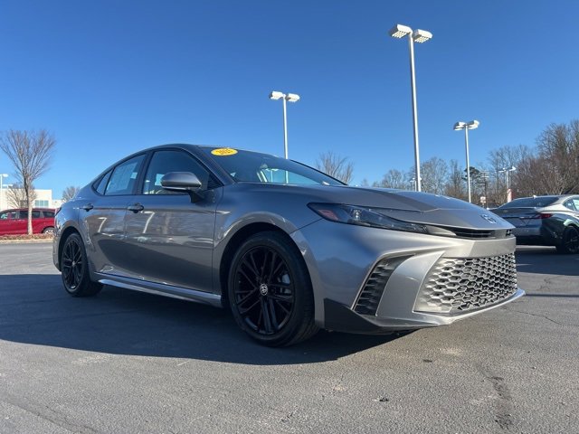 Used 2025 Toyota Camry SE image 3