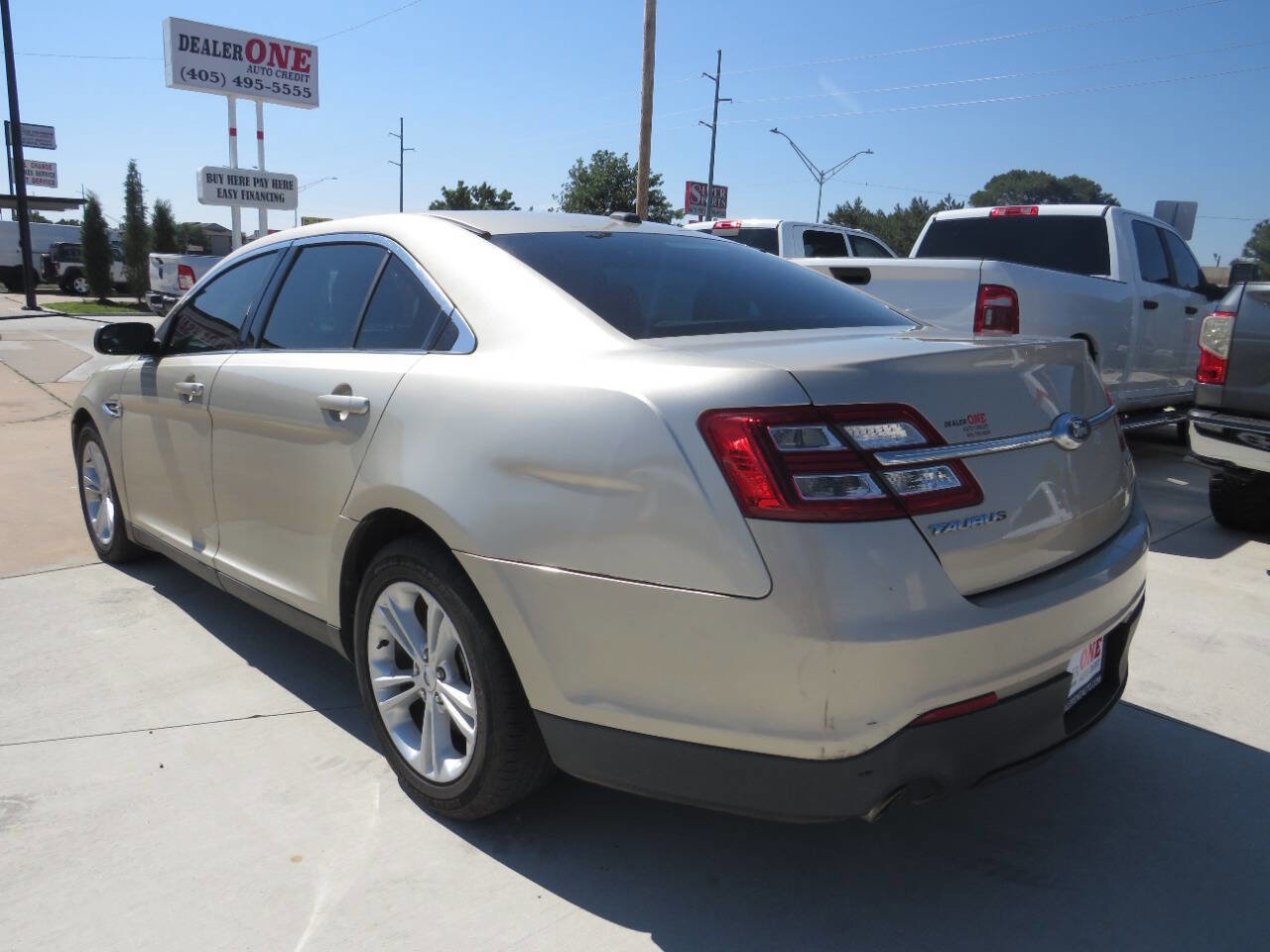 Used 2017 Ford Taurus SE FWD image 5