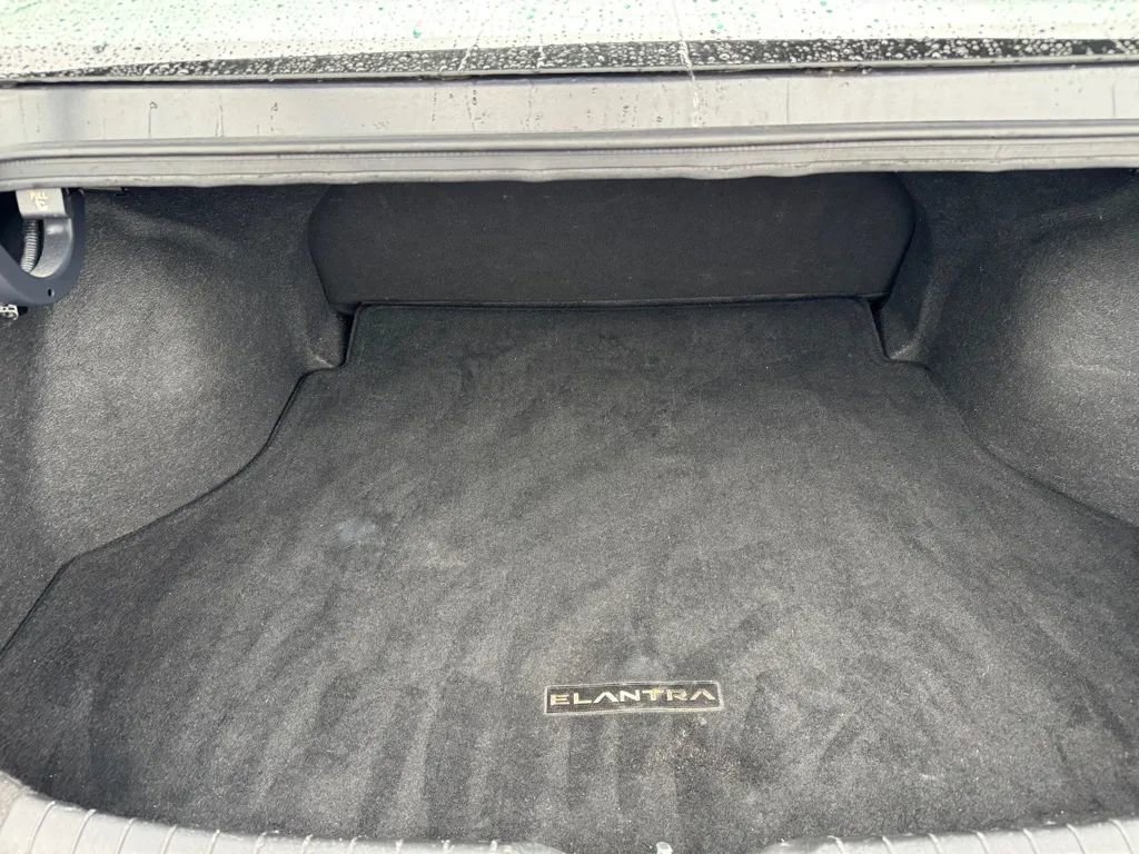 Used 2021 Hyundai Elantra SE w/ Cargo Package image 10