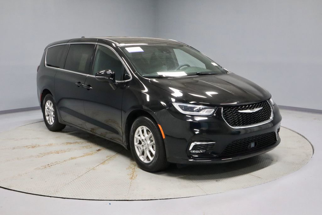 Used 2025 Chrysler Pacifica Select