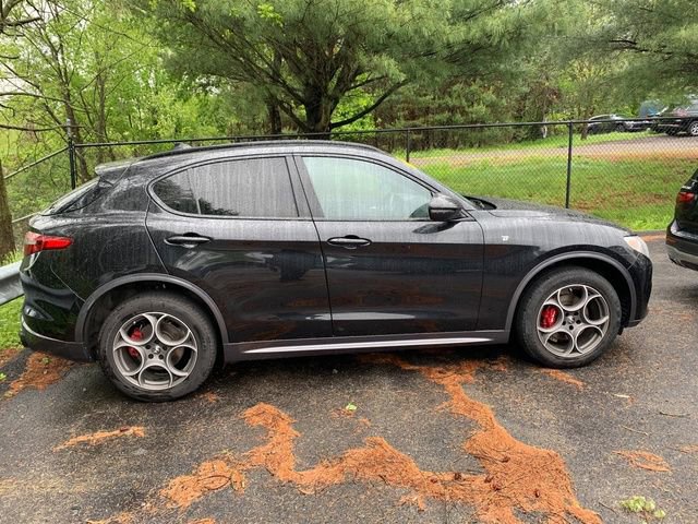 Used 2023 Alfa Romeo Stelvio Ti AWD/4WD image 5