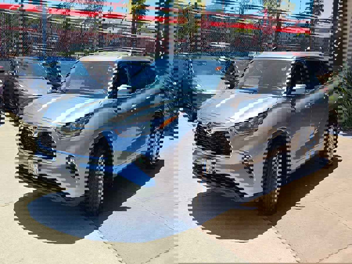 Used 2021 Toyota Highlander LE image 7