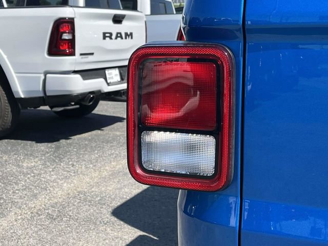 Used 2022 Jeep Gladiator Sport AWD/4WD image 10
