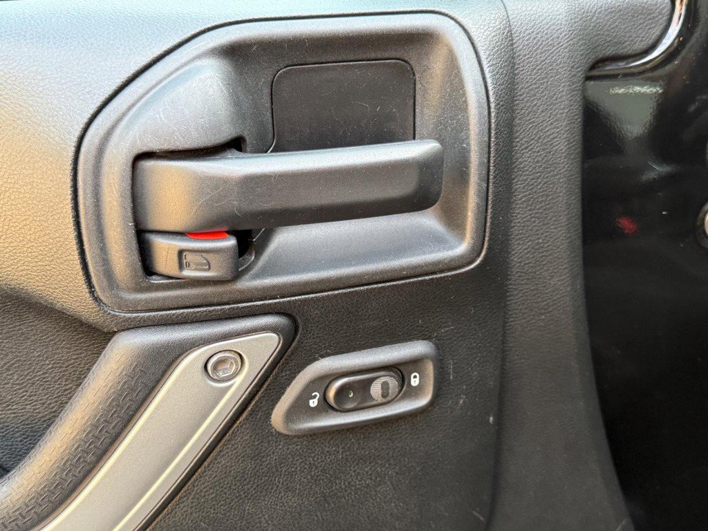 Used 2017 Jeep Wrangler Unlimited Rubicon w/ Connectivity Group image 14