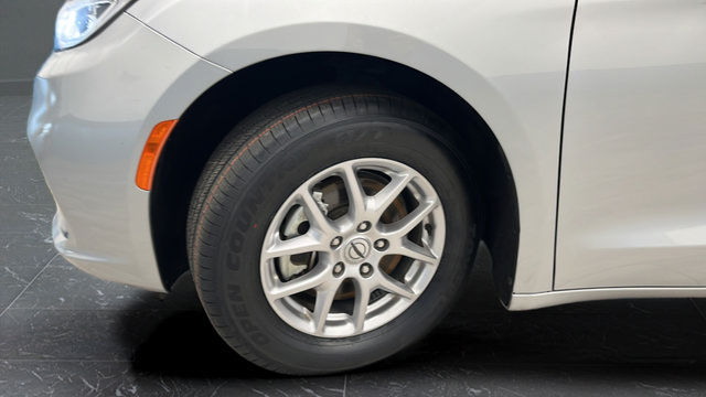 Used 2024 Chrysler Pacifica Touring-L FWD image 35