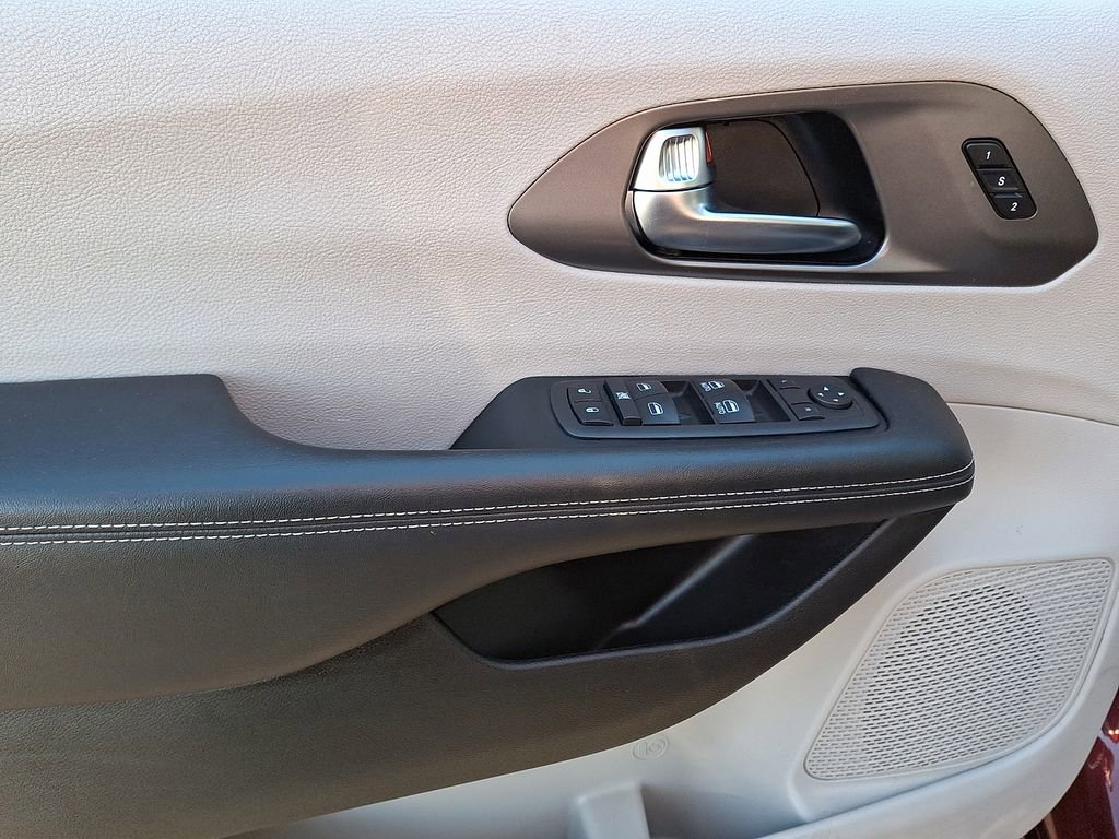 Used 2023 Chrysler Pacifica Touring-L FWD image 9