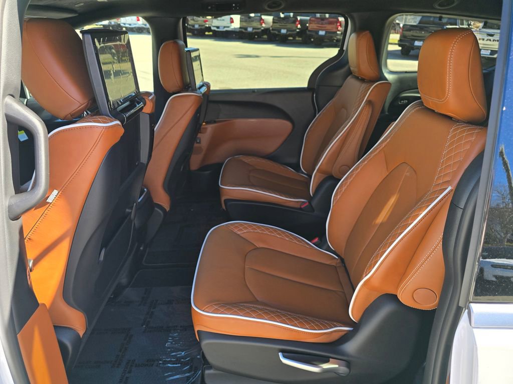 New 2026 Chrysler Pacifica Pinnacle image 10