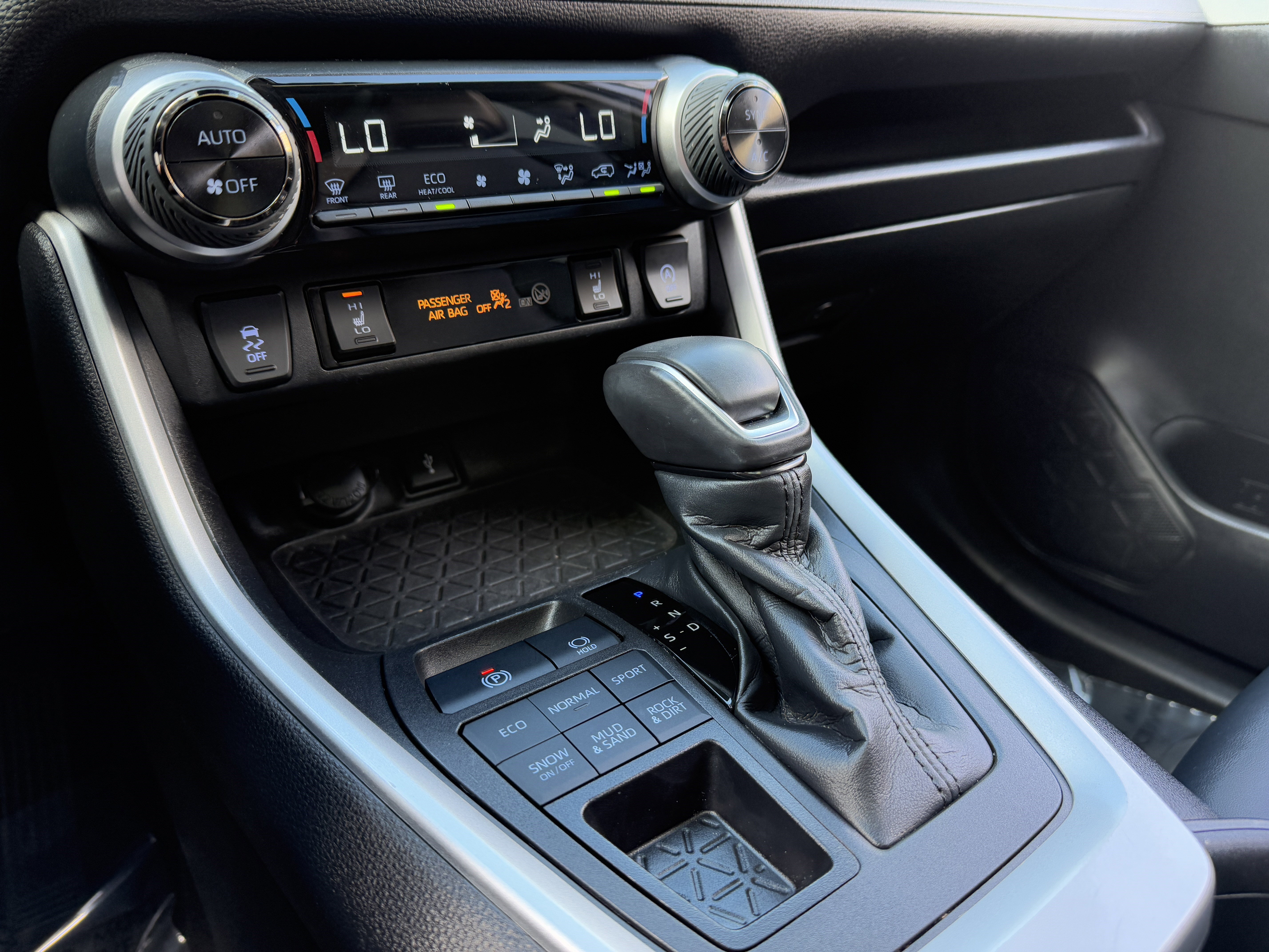Used 2022 Toyota RAV4 XLE Premium image 17