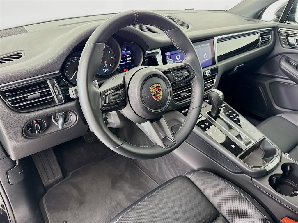 Used 2025 Porsche Macan image 4