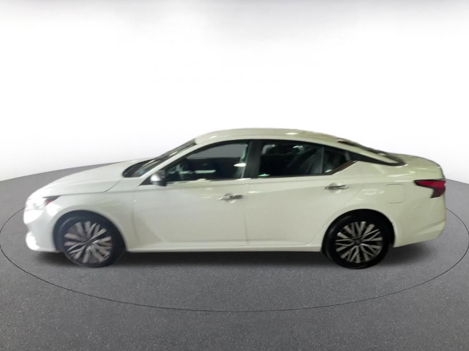 Used 2025 Nissan Altima 2.5 SV FWD image 9