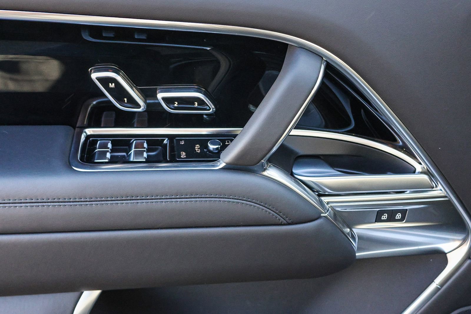 New 2026 Land Rover Range Rover Long Wheelbase SE image 32