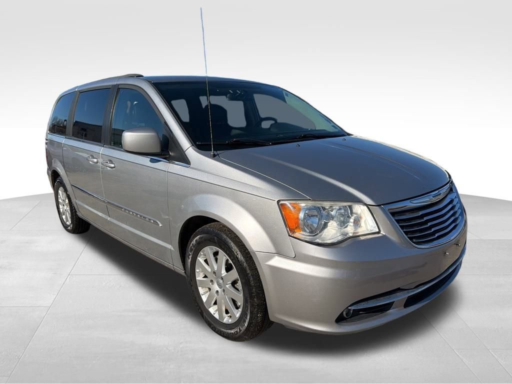 Used 2015 Chrysler Town & Country Touring image 8