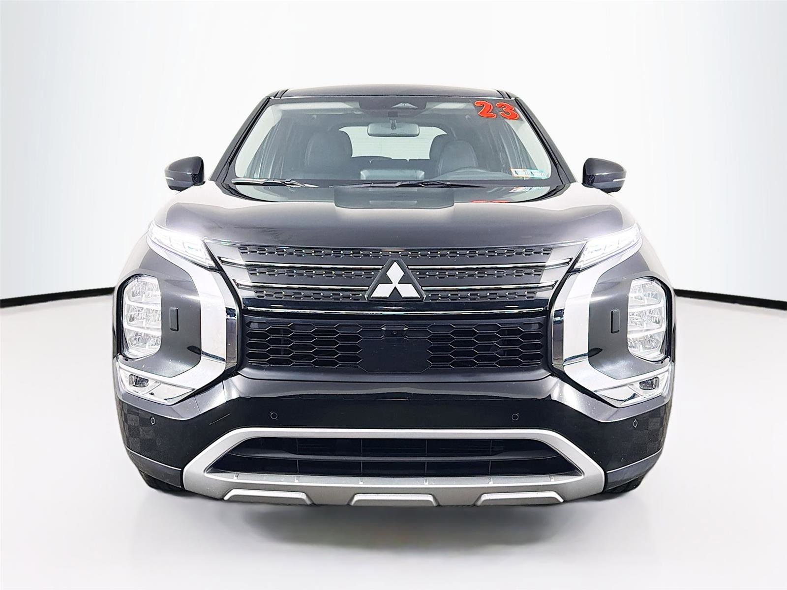 Used 2023 Mitsubishi Outlander SE image 2