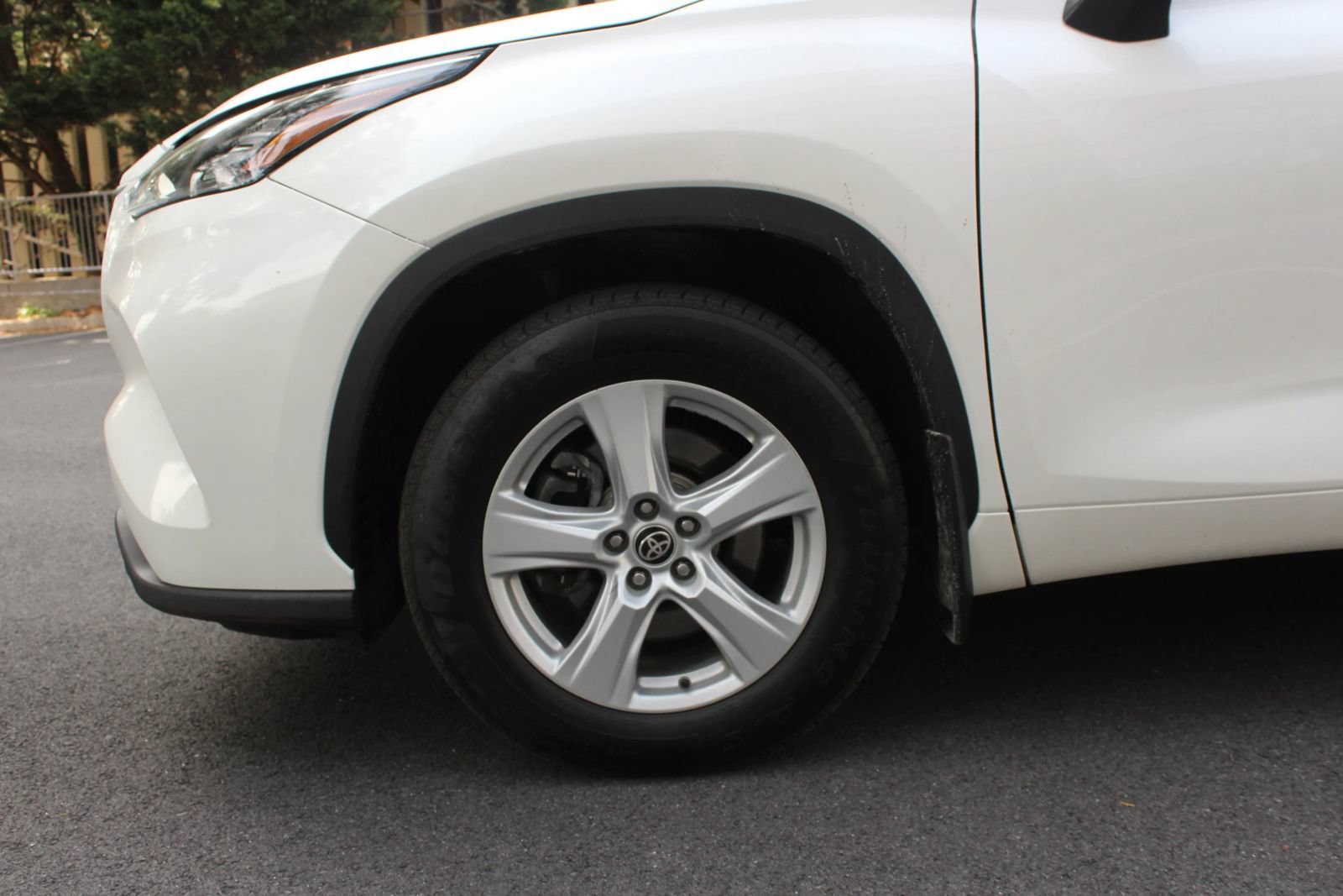 Used 2020 Toyota Highlander L AWD/4WD image 11