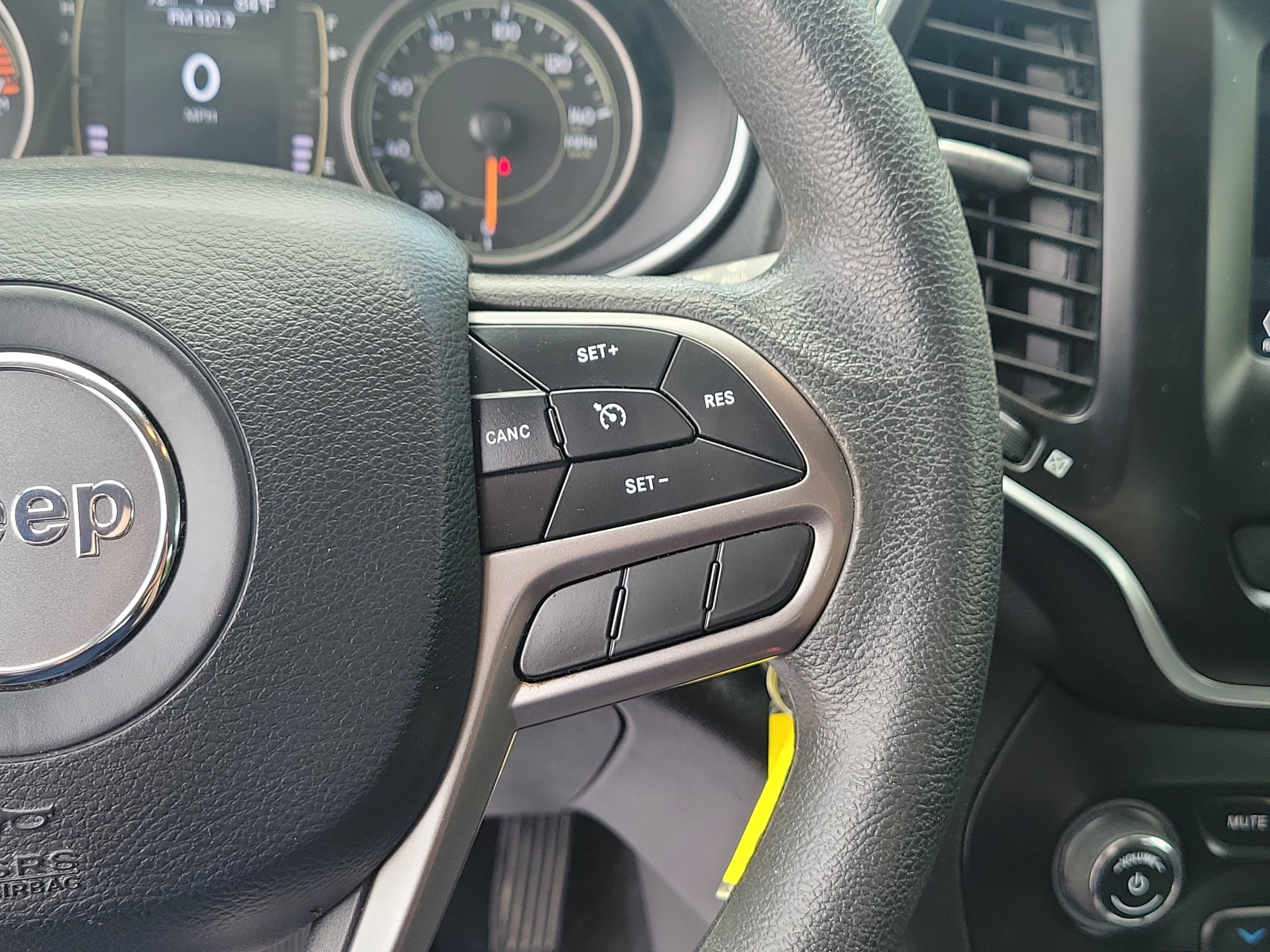 Used 2019 Jeep Cherokee Latitude w/ Popular Appearance Group FWD image 23