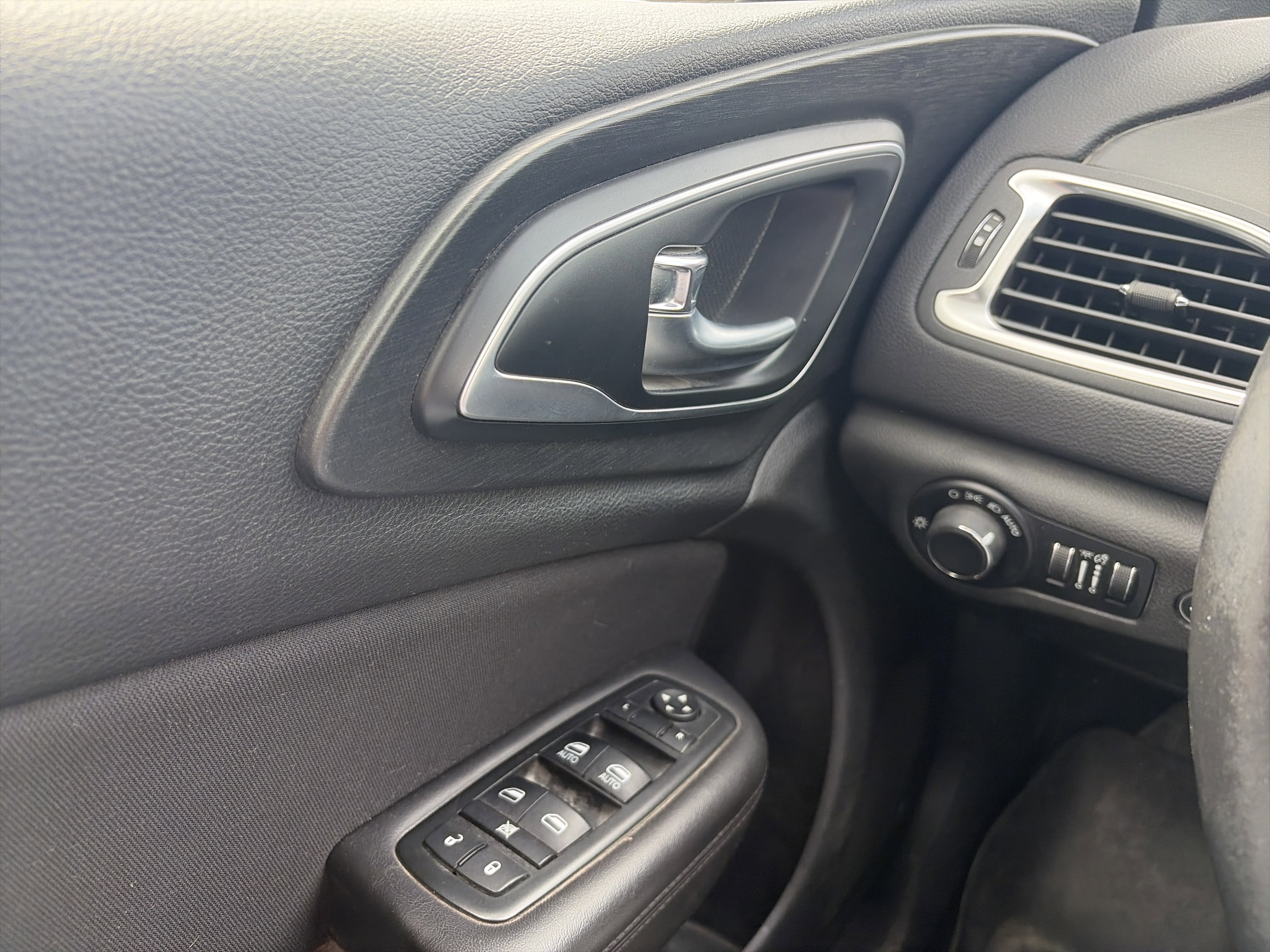 Used 2015 Chrysler 200 Limited w/ Convenience Group FWD image 24