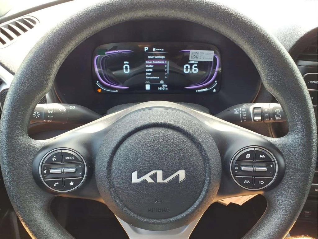 Used 2025 Kia Soul LX w/ LX Technology Package FWD image 14