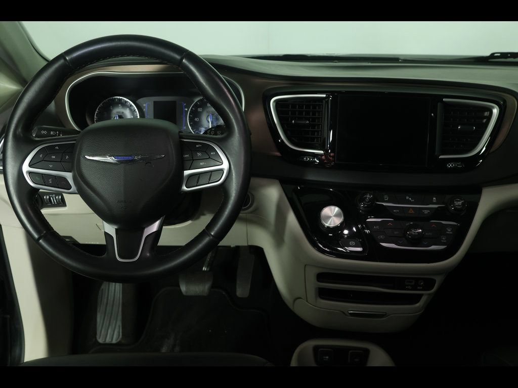 Used 2018 Chrysler Pacifica Touring-L w/ Premium Audio Group FWD image 23