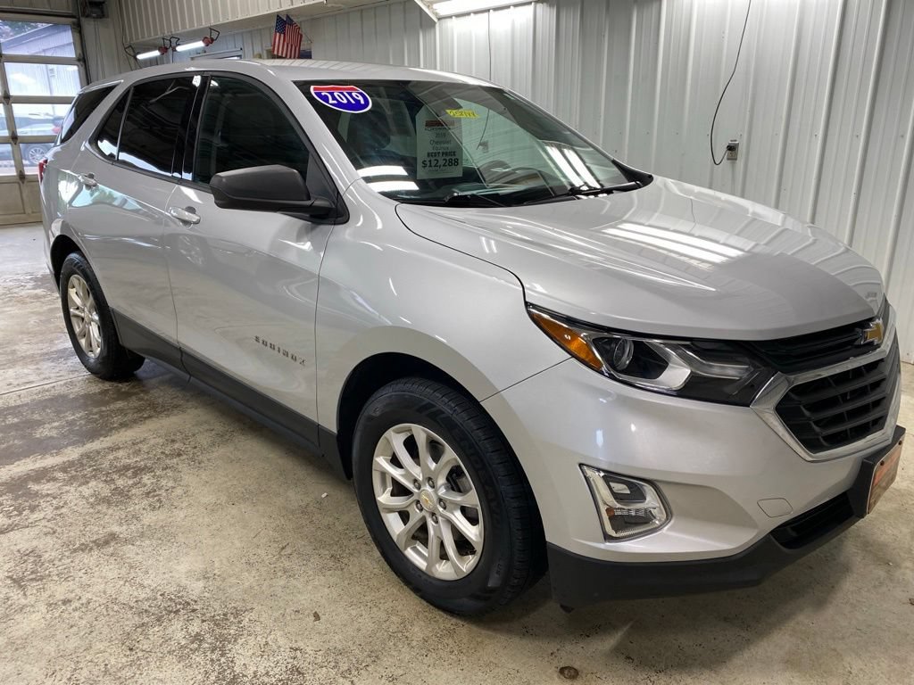 Used 2019 Chevrolet Equinox LS w/ LS Convenience Package AWD/4WD image 2