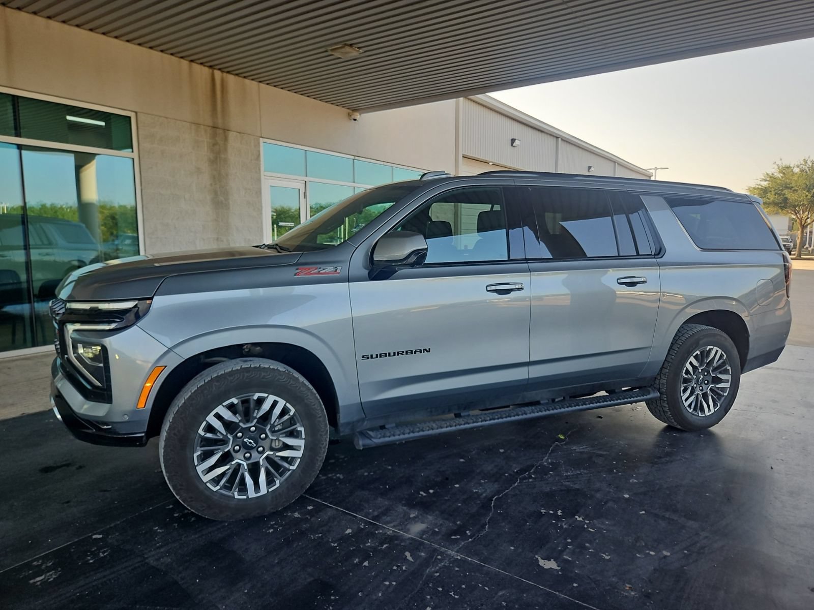 Used 2025 Chevrolet Suburban Z71 AWD/4WD image 2
