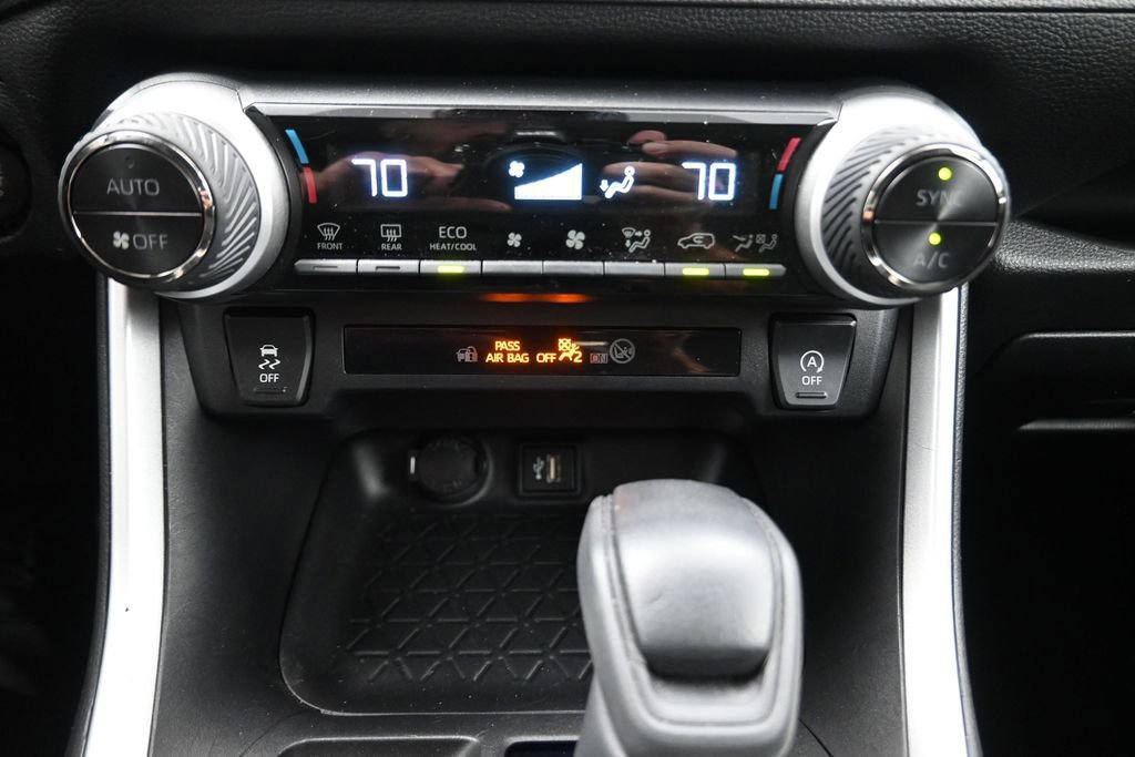 Used 2024 Toyota RAV4 XLE FWD image 8