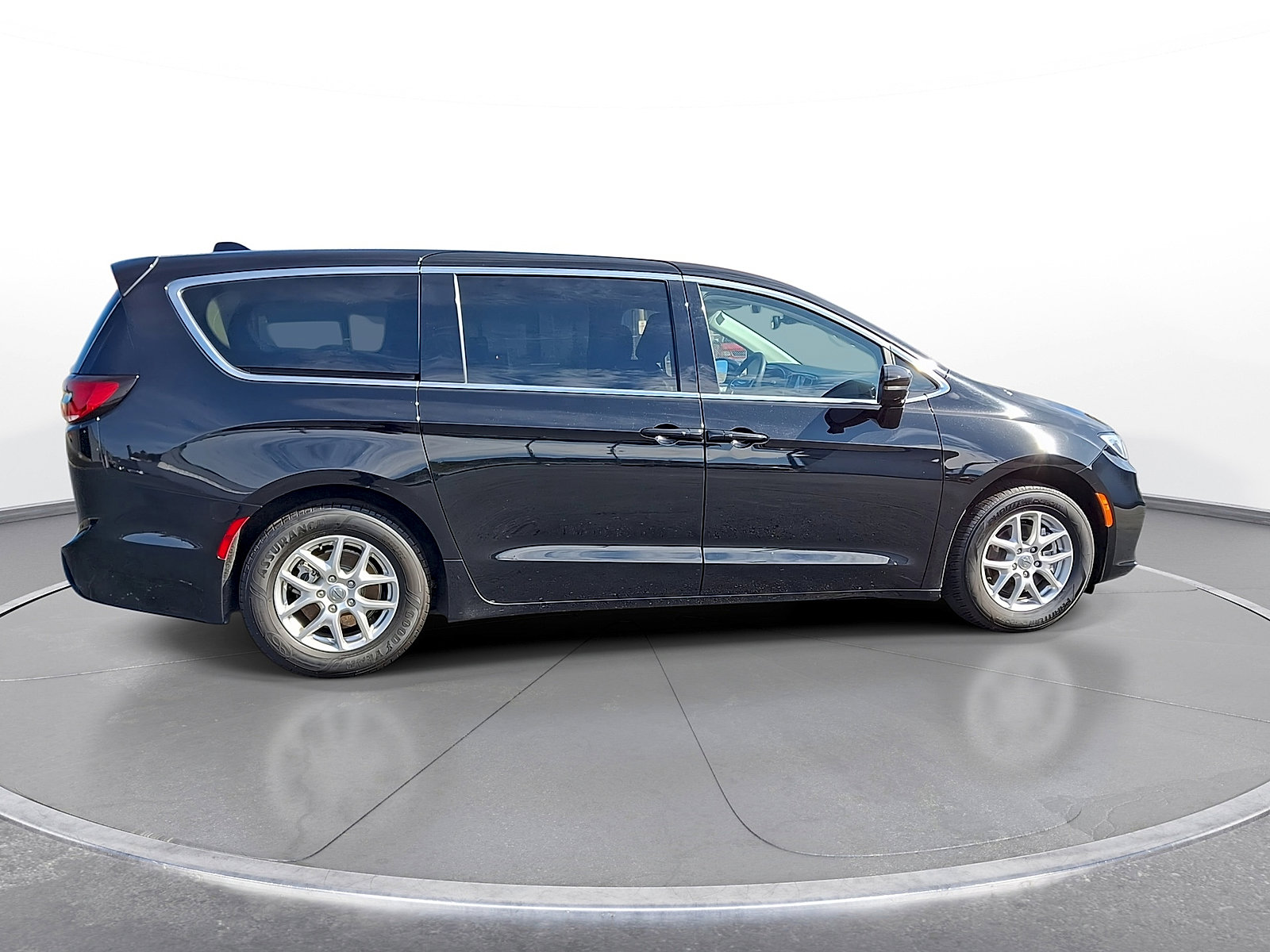 Used 2024 Chrysler Pacifica Touring-L FWD image 8