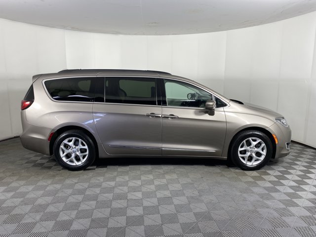 Used 2017 Chrysler Pacifica Touring-L w/ Tire & Wheel Group FWD image 6