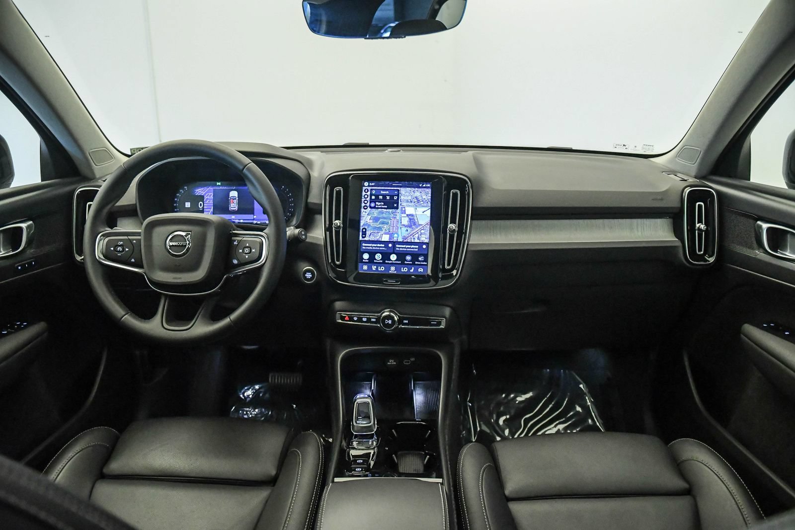 Certified 2026 Volvo XC40 B5 Plus AWD/4WD image 14