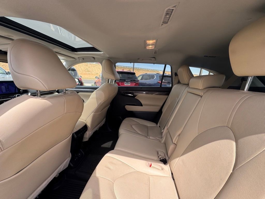 Used 2023 Toyota Highlander Limited image 2