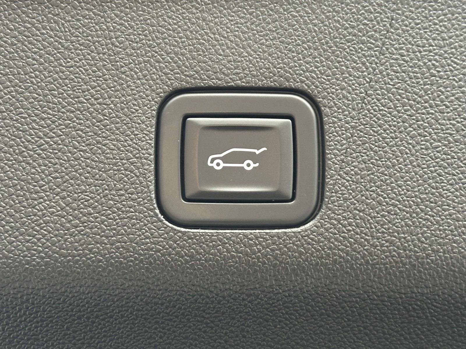 Used 2025 GMC Yukon XL Denali AWD/4WD image 27