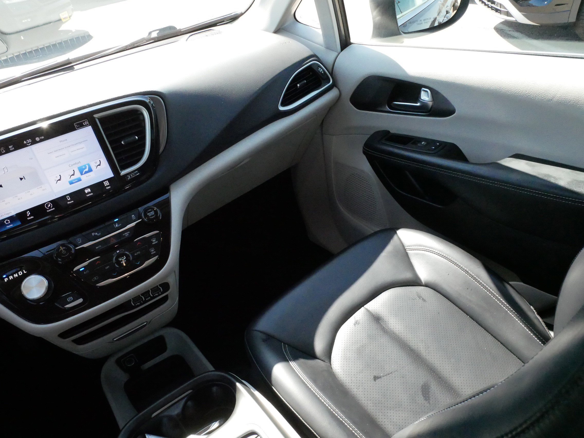 Used 2023 Chrysler Pacifica Touring-L FWD image 11