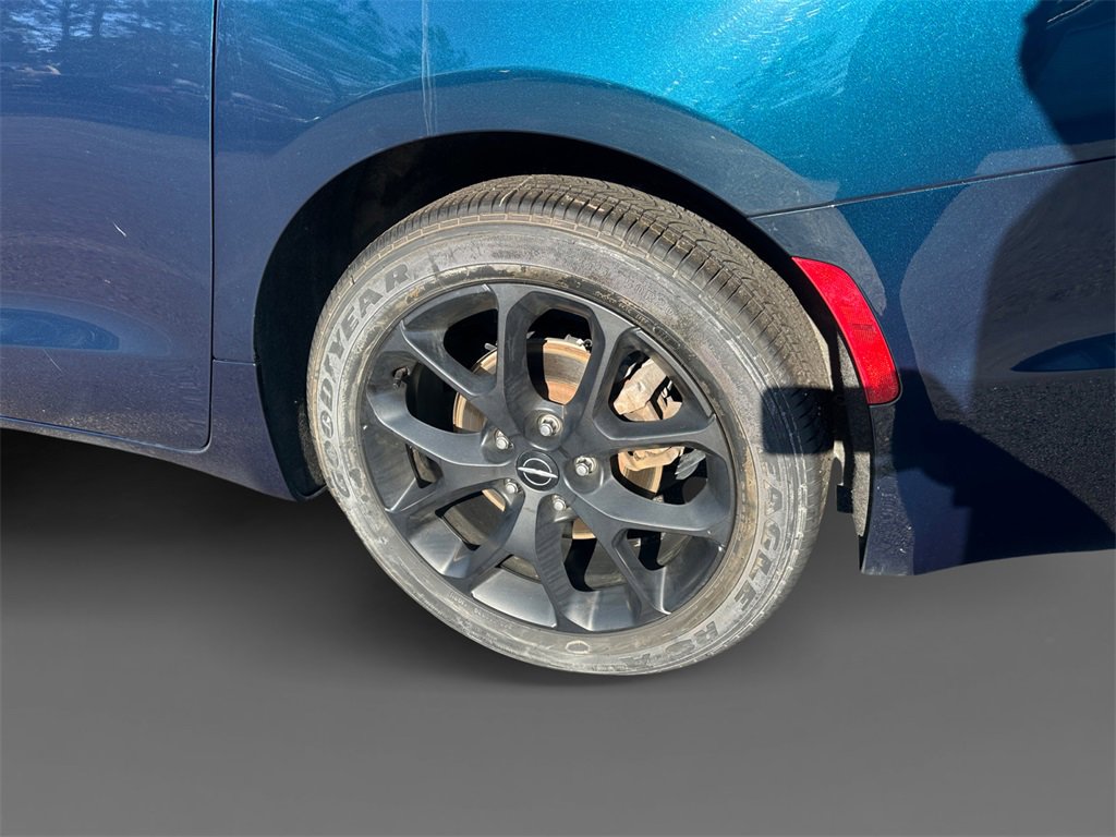 Certified 2025 Chrysler Pacifica Limited image 8