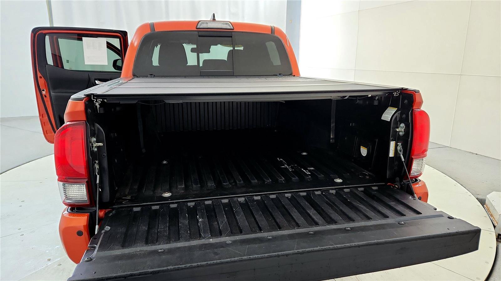 Used 2018 Toyota Tacoma TRD Off-Road w/ Technology Package image 19