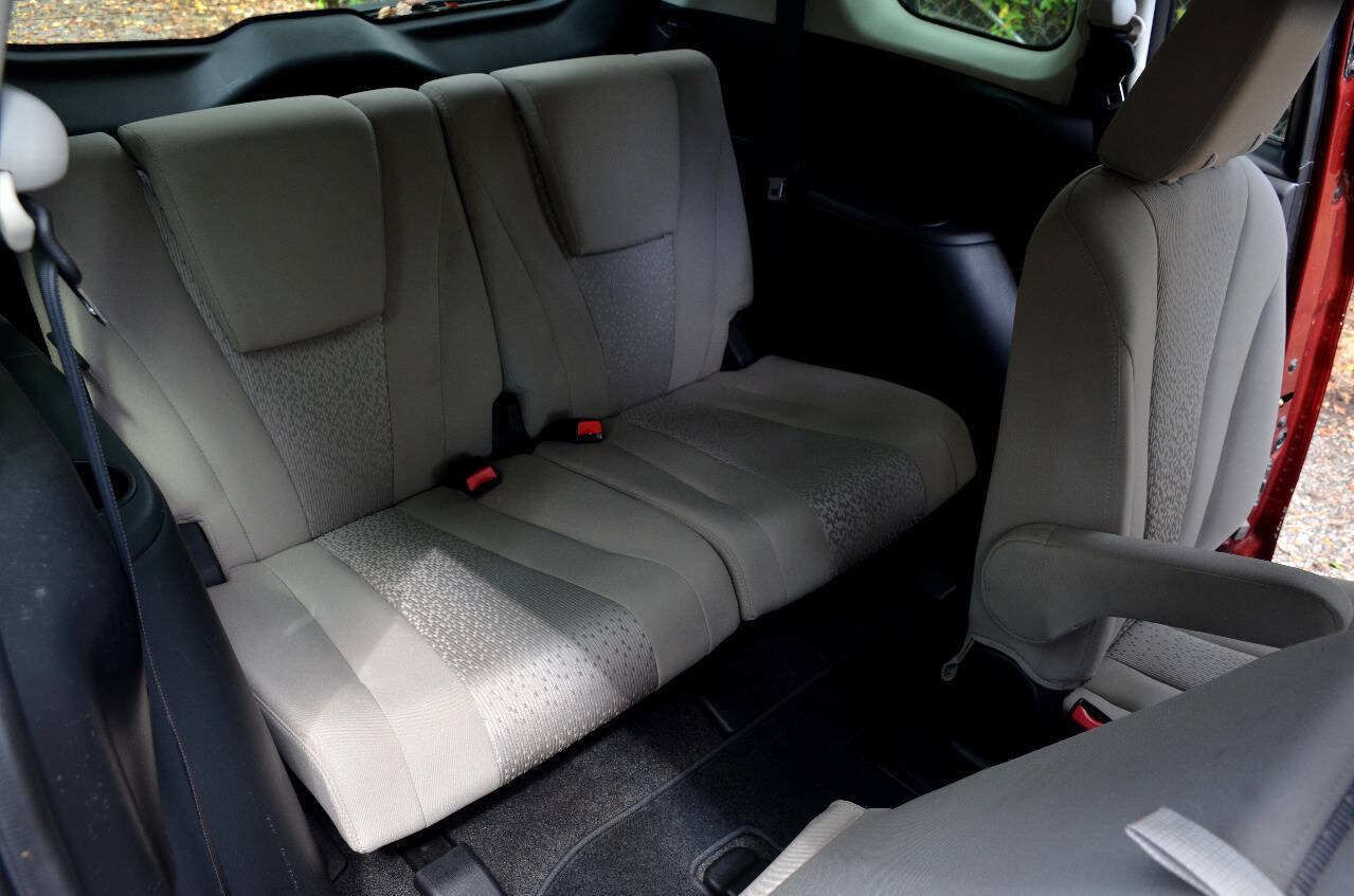 Used 2012 MAZDA MAZDA5 Touring w/ Moonroof & Audio Pkg FWD image 12