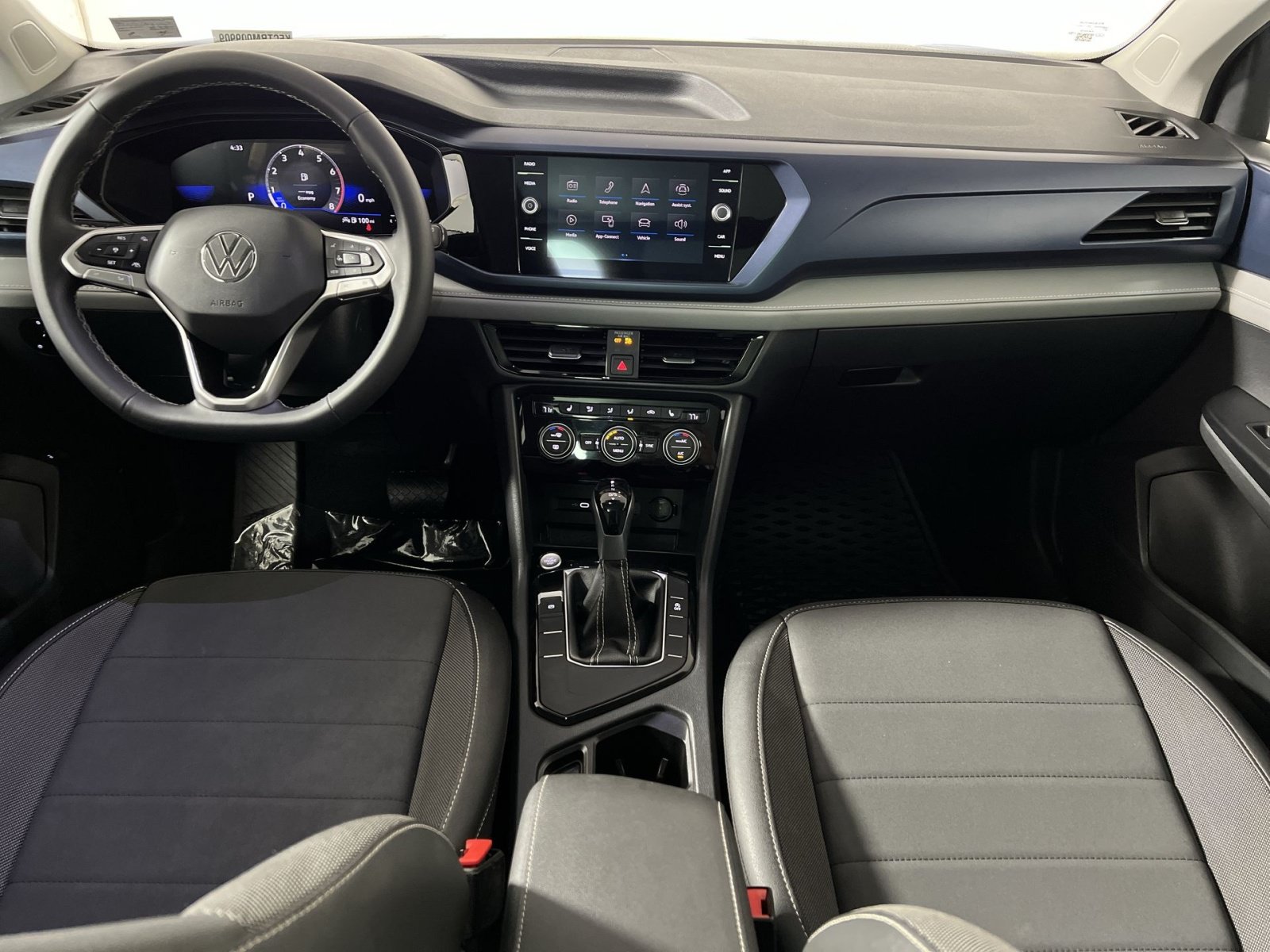 Used 2024 Volkswagen Taos SE w/ Panoramic Sunroof Package FWD image 22