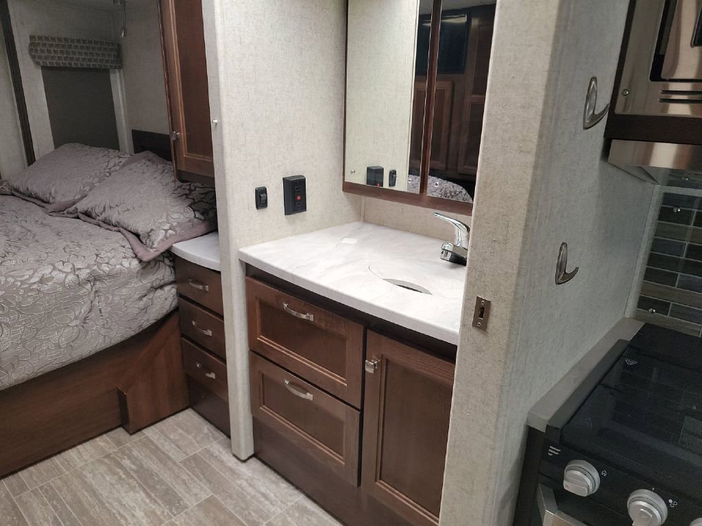 Used 2019 Ford E-450 and Econoline 450 Super Duty w/ Motorhome Prep Package RWD image 10