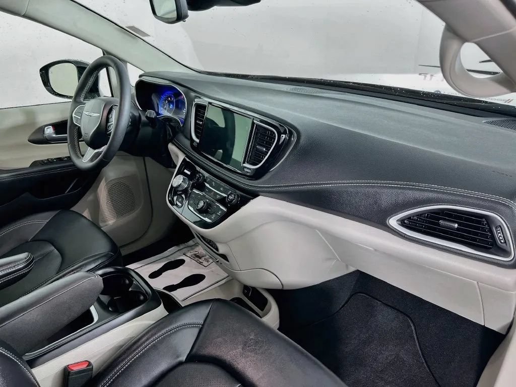 Used 2024 Chrysler Pacifica Touring-L FWD image 30