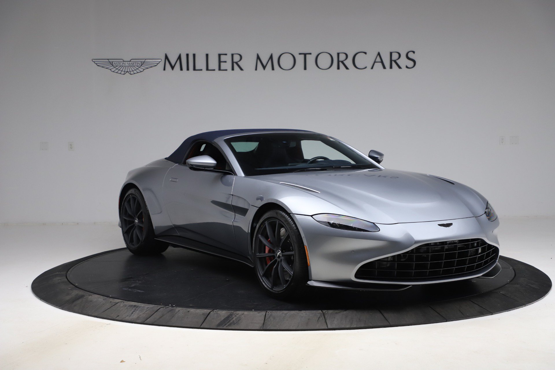 Used 2021 Aston Martin V8 Vantage Roadster RWD image 20