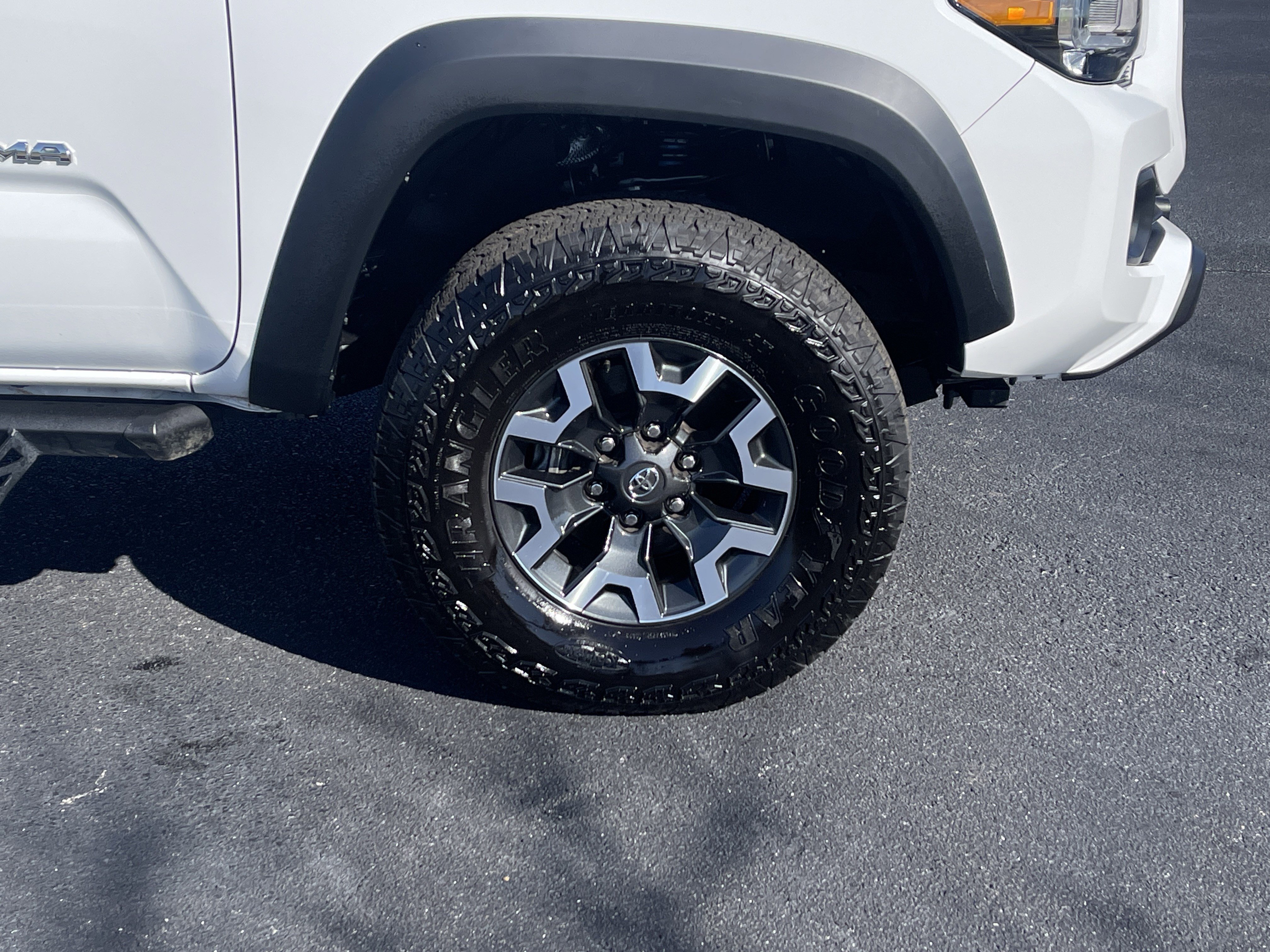 Used 2023 Toyota Tacoma TRD Off-Road w/ Advanced Technology Package image 33