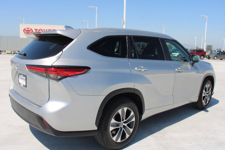 Used 2023 Toyota Highlander XLE FWD image 3