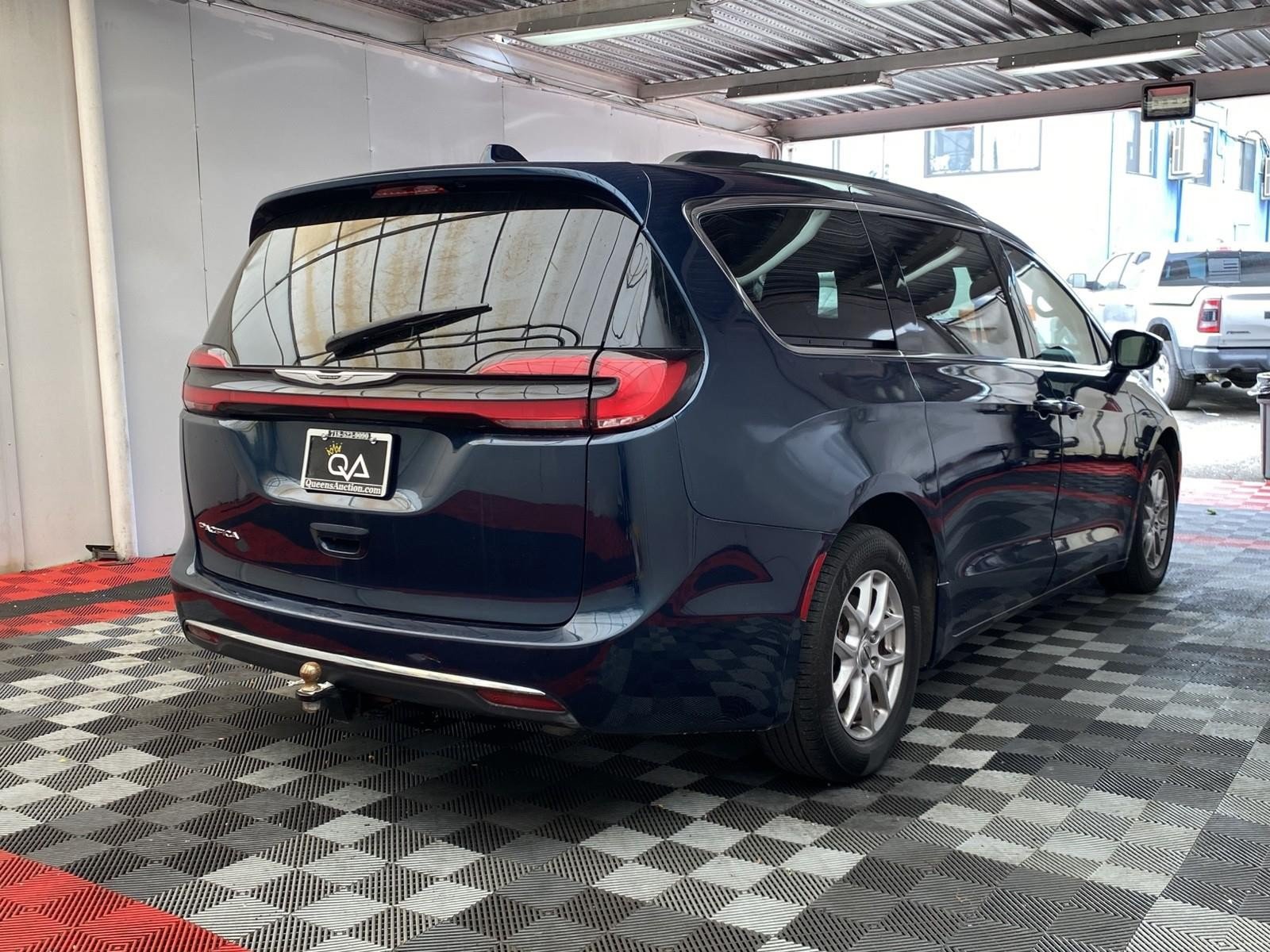 Used 2022 Chrysler Pacifica Touring-L FWD image 6