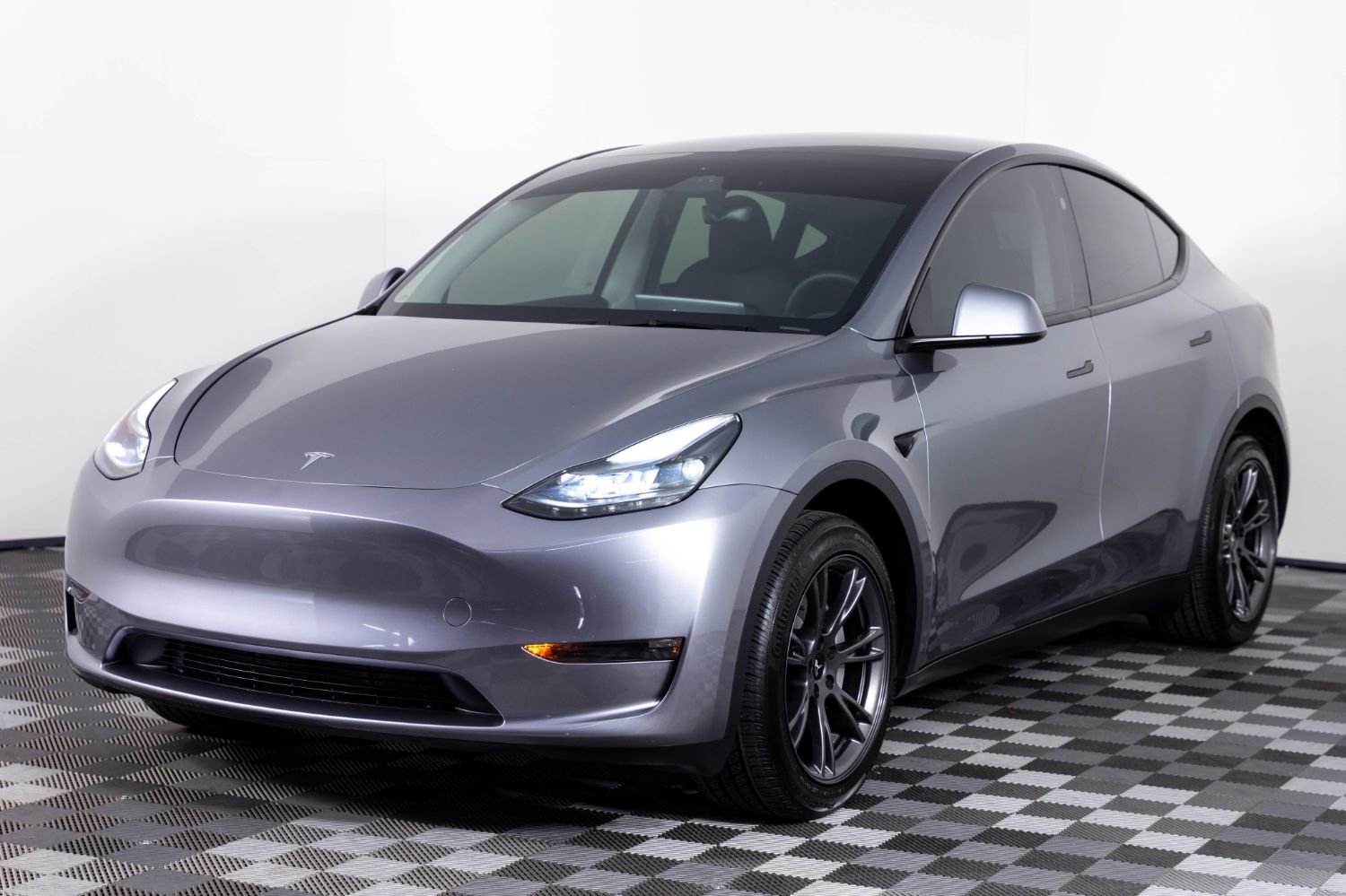 Used 2025 Tesla Model Y Long Range RWD image 2